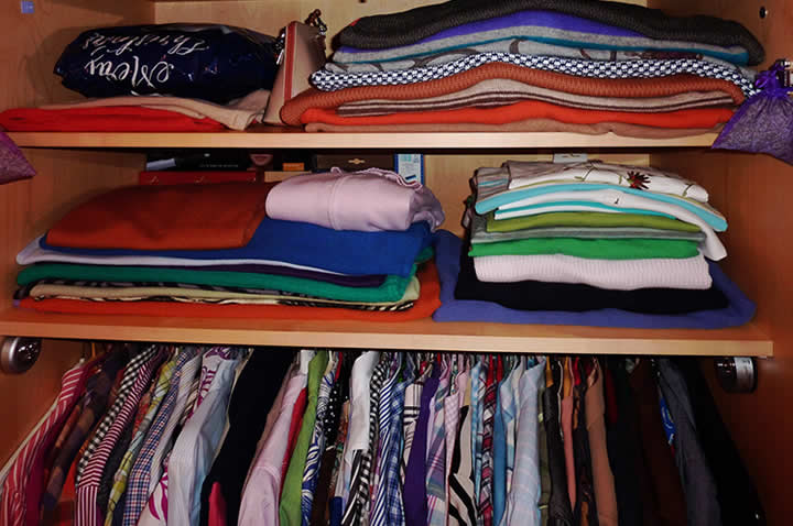 Desarrugadura de prendas inercial  